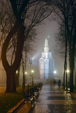 Akşam Kyiv 'deki Vladimir tepesi,