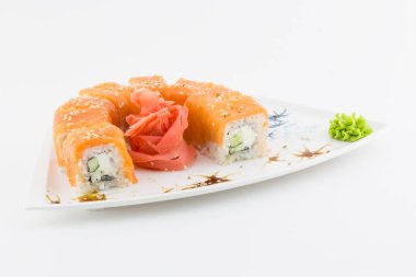 Beyaz arka planda geleneksel Japon suşisinin yakın çekimi. Suşi bar menüsünün tasarımı. Japon mutfağı..