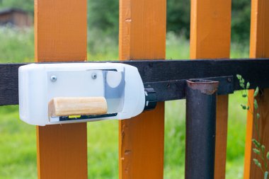 El yapımı sabunlukta bulaşık deterjanı. Plastik bir teneke kutu ahşap bir çite bağlıdır. Ekoloji, sıfır atık, plastik kullanımı, geri dönüşüm. Temiz eller, virüs koruması.