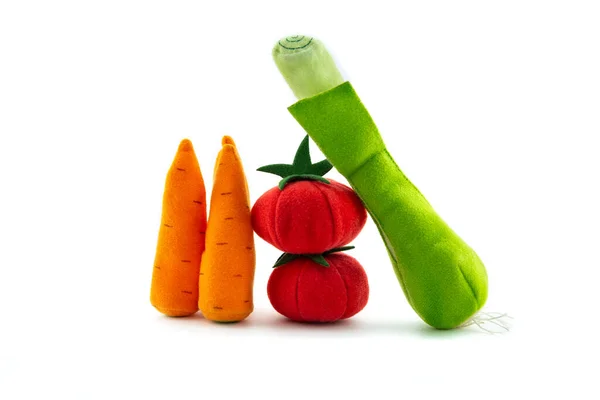 Zabawki warzywa z polaru izolowane na białym tle. Miękkie zabawki pomidory, marchewki, porów. Dieta alkaliczna. Zdrowa żywność. — Zdjęcie stockowe
