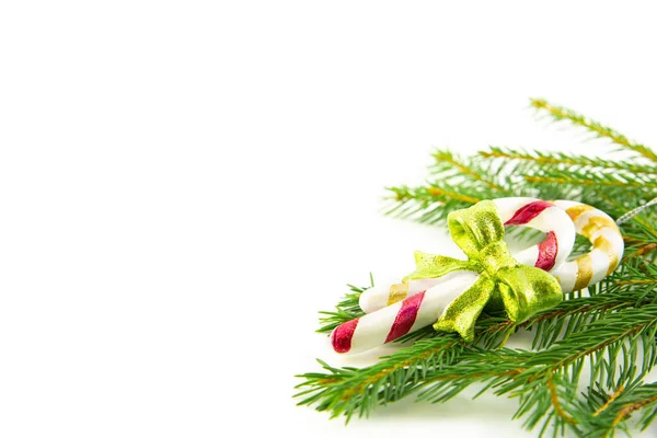 Традиційна різдвяна цукеркова тростина на гілці ялини, крупним планом ізольована на білому тлі. Новий рік, Різдво. Картка . — стокове фото