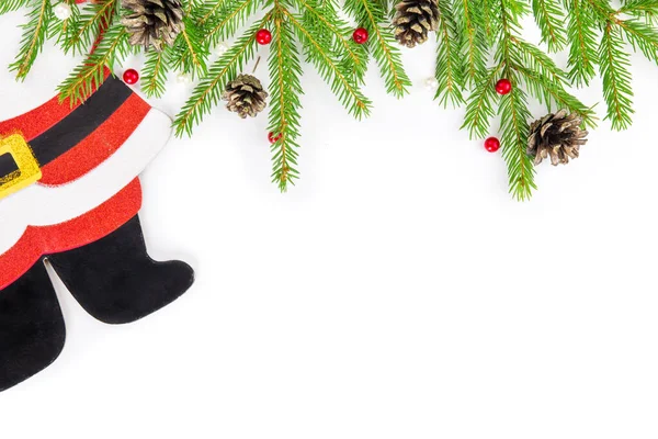 穿着毛毡靴和红色皮毛外套的圣诞老人的腿从带有圆锥的冷杉树枝上伸出来。圣诞，新年，平淡 — 图库照片