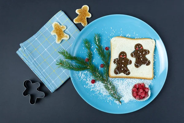 Pan tostado, hombres de jengibre decorado con esmalte en una placa azul.Navidad, año nuevo. Desayuno festivo, comida creativa — Foto de Stock