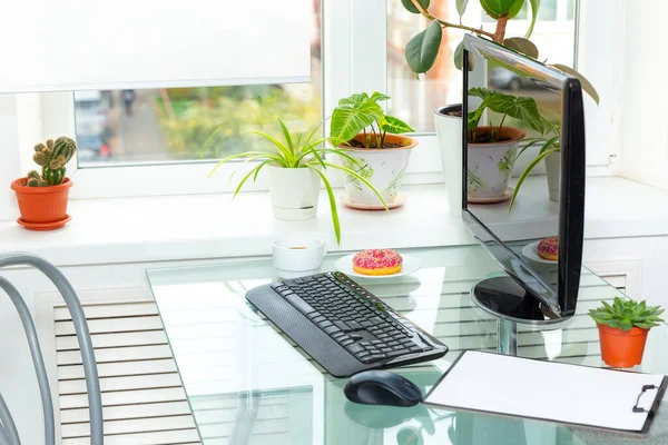 Computer Und Tablet Mit Leerem Blatt Papier Auf Einem Glastisch — Stockfoto