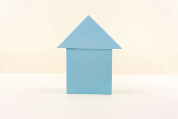 浅色背景的蓝色房子 中性色彩的通用模板 最低纲领的概念 房地产 住房买卖 抵押贷款 家庭保险 复制空间 — 图库照片