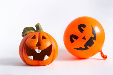 Beyaz arka planda turuncu dekoratif neşeli balkabağı feneri ve balon. Cadılar Bayramı, Azizler Günü, geleneksel bir sonbahar tatili. Şeker mi şaka mı? Jack Lantern. Kartpostal. 