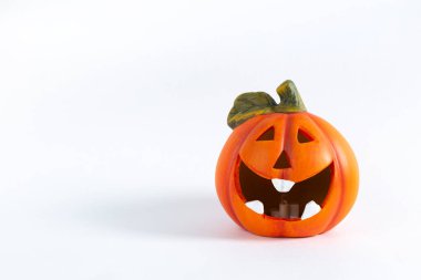 Beyaz arka planda turuncu dekoratif neşeli balkabağı feneri. Cadılar Bayramı, Azizler Günü, geleneksel bir sonbahar tatili. Şeker mi şaka mı? Jack Lantern. Kartpostal Boşluğu kopyala.