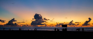 Sahilde gün doğumu 