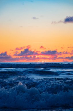 Sahilde gün doğumu 