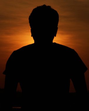 Bir adamın silueti