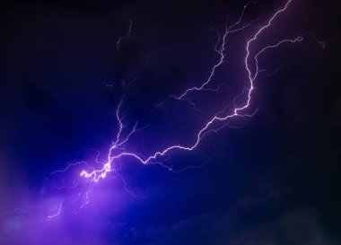 Gece gökyüzünde şimşek