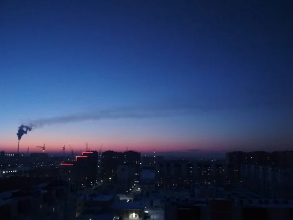 Vista Del Paisaje Nocturno Ciudad Invierno Con Humo Aire — Foto de Stock