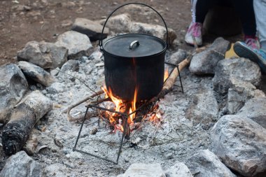 Kampta yemek pişirmek.