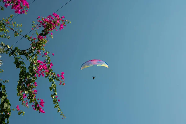 Türk gökyüzünde paraglider