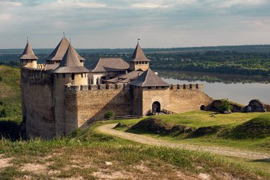 Nehirdeki Ukrayna Şatosu Hotyn