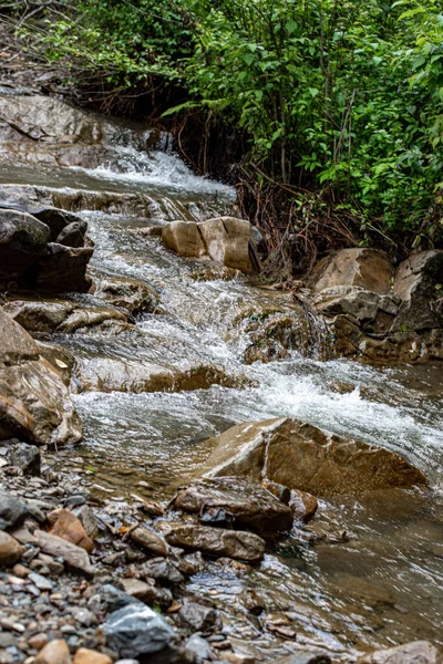 Rio Montanha Atravessa Rochas — Fotografia de Stock