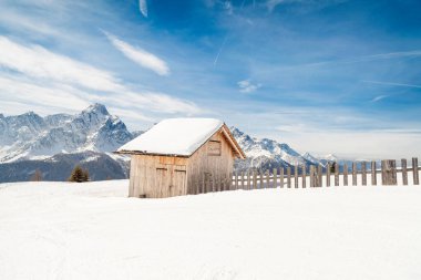 Küçük kulübe yüksek Dolomites dağlarda kış manzarası kar ile kaplı. Mont'Elmo, San Candido, İtalya