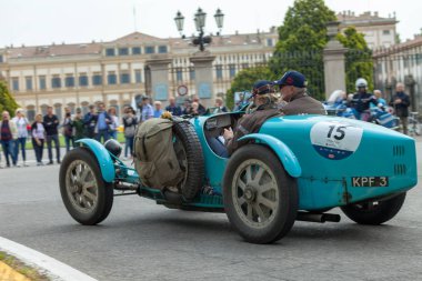 Monza, İtalya - 19 Mayıs 2018: Yarışmacılar, Monza klasik İtalyan 1000 Miglia yol yarışı ile 1000 mil kapsayan vintage arabalar için
