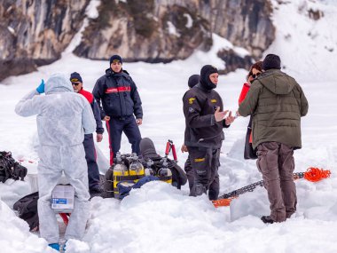 Braies Lake, İtalya - 10 Mart 2018: İtalyanlar Carabinieri tüplü dalgıçlar için bir kurtarma gösteri Braies buzlu göl içine hazır