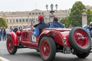 Monza, İtalya - 19 Mayıs 2018: Yarışmacılar, Monza klasik İtalyan 1000 Miglia yol yarışı ile 1000 mil kapsayan vintage arabalar için