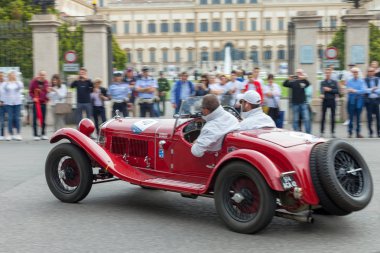 Monza, İtalya - 19 Mayıs 2018: Yarışmacılar, Monza klasik İtalyan 1000 Miglia yol yarışı ile 1000 mil kapsayan vintage arabalar için