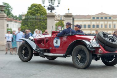 Monza, İtalya - 19 Mayıs 2018: Yarışmacılar, Monza klasik İtalyan 1000 Miglia yol yarışı ile 1000 mil kapsayan vintage arabalar için