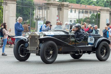 Monza, İtalya - 19 Mayıs 2018: Yarışmacılar, Monza klasik İtalyan 1000 Miglia yol yarışı ile 1000 mil kapsayan vintage arabalar için