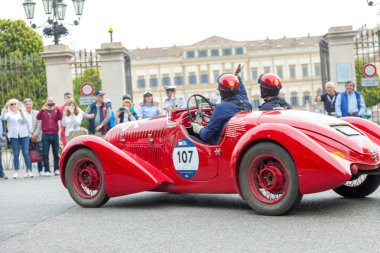 Monza, İtalya - 19 Mayıs 2018: Yarışmacılar, Monza klasik İtalyan 1000 Miglia yol yarışı ile 1000 mil kapsayan vintage arabalar için