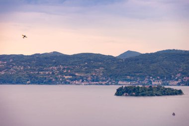 Isola Madre doğal görünümü ile bir akrobasi gösterisi yukarıda Lake Maggiore, Piedmont, İtalya