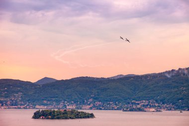 Isola Madre doğal görünümü ile bir akrobasi gösterisi arka plan, Lake Maggiore, Piedmont, İtalya