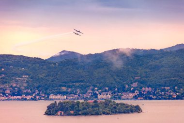 Isola Madre doğal görünümü ile bir akrobasi gösterisi arka plan, Lake Maggiore, Piedmont, İtalya