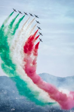 İtalyan akrobasi ekran takım Lake Maggiore, Verbania, İtalya uçan Frecce Tricolori oluşumu