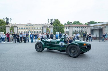 Monza, İtalya - 19 Mayıs 2018: Yarışmacılar, Monza klasik İtalyan 1000 Miglia yol yarışı ile 1000 mil kapsayan vintage arabalar için
