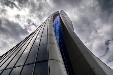Milan, İtalya - 29 Nisan 2018: Hadid kule tarafından Zaha Hadid mimarlar, Milan, İtalya'nın modern Citylife bölgesinde