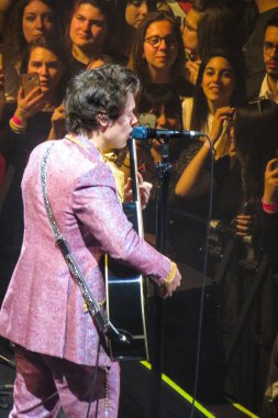 Milano, İtalya - 2 Nisan 2018. İngiliz pop şarkıcısı Harry Styles, Assago, Milano'daki Mediolanum Forum'da canlı konser verdi. (Fotoğraf kredi: Alfio Finocchiaro fotoğraf)