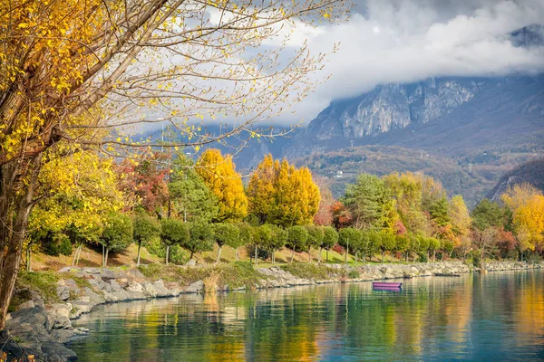Renkli sonbahar lakescape, Lago di Lecco, İtalya