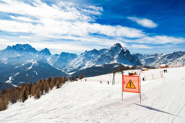 危险的滑雪跑信号以红色警告标志 圣圣坎迪 意大利 — 图库照片