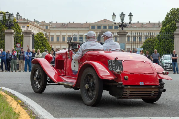 Monza, İtalya - 19 Mayıs 2018: Yarışmacılar, Monza klasik İtalyan 1000 Miglia yol yarışı ile 1000 mil kapsayan vintage arabalar için