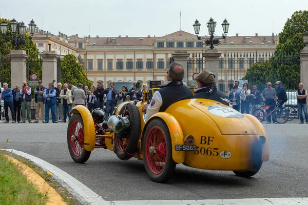 Monza, İtalya - 19 Mayıs 2018: Yarışmacılar, Monza klasik İtalyan 1000 Miglia yol yarışı ile 1000 mil kapsayan vintage arabalar için