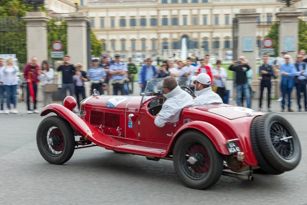Monza, İtalya - 19 Mayıs 2018: Yarışmacılar, Monza klasik İtalyan 1000 Miglia yol yarışı ile 1000 mil kapsayan vintage arabalar için