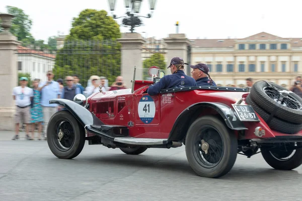 Monza, İtalya - 19 Mayıs 2018: Yarışmacılar, Monza klasik İtalyan 1000 Miglia yol yarışı ile 1000 mil kapsayan vintage arabalar için