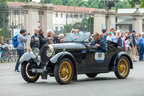 Monza, İtalya - 19 Mayıs 2018: Yarışmacılar, Monza klasik İtalyan 1000 Miglia yol yarışı ile 1000 mil kapsayan vintage arabalar için