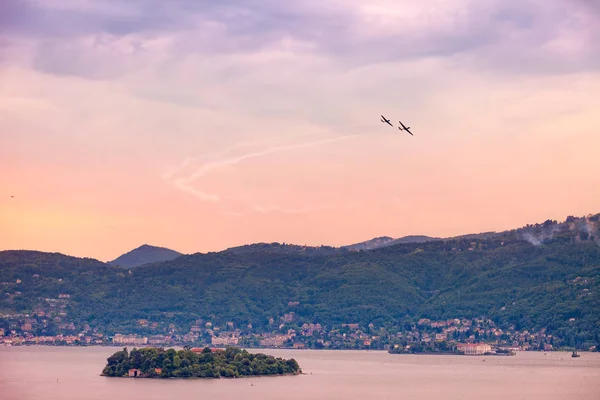 Isola Madre doğal görünümü ile bir akrobasi gösterisi arka plan, Lake Maggiore, Piedmont, İtalya