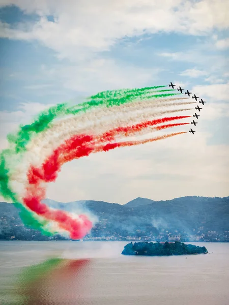 İtalyan akrobasi ekran takım Lake Maggiore, Verbania, İtalya uçan Frecce Tricolori oluşumu