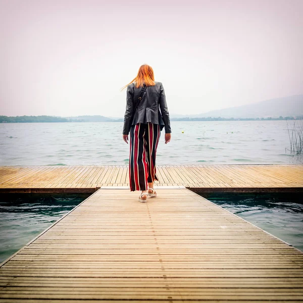 Νεαρή Γυναίκα Που Περπατά Στην Αποβάθρα Προς Λίμνη Λίμνη Του — Φωτογραφία Αρχείου