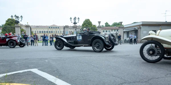 Monza, İtalya - 19 Mayıs 2018: Yarışmacılar, Monza klasik İtalyan 1000 Miglia yol yarışı ile 1000 mil kapsayan vintage arabalar için