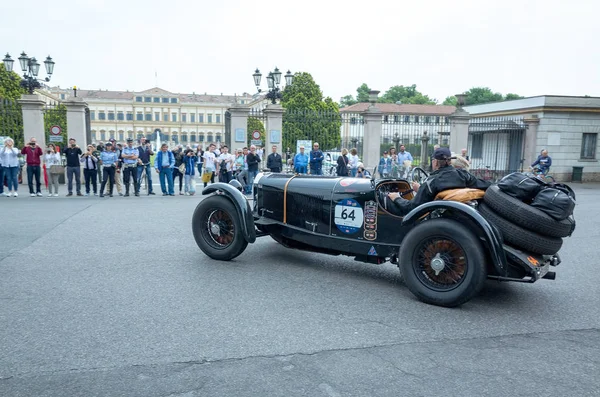 Monza, İtalya - 19 Mayıs 2018: Yarışmacılar, Monza klasik İtalyan 1000 Miglia yol yarışı ile 1000 mil kapsayan vintage arabalar için