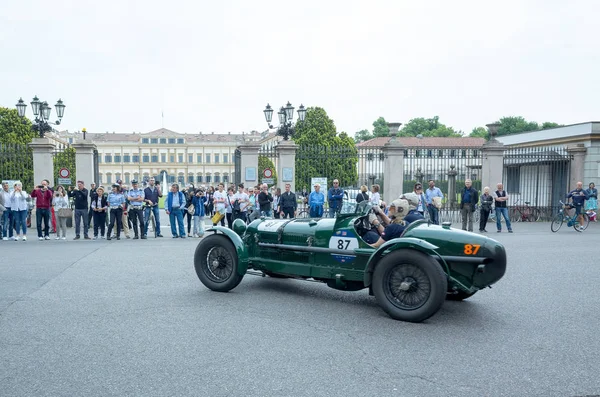 Monza, İtalya - 19 Mayıs 2018: Yarışmacılar, Monza klasik İtalyan 1000 Miglia yol yarışı ile 1000 mil kapsayan vintage arabalar için
