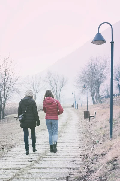 Mother Daughter Walking Lake Endine Lombardy Italy — Stock Photo, Image