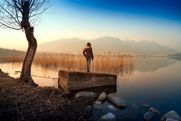 Ung Flicka Titta Solnedgången Och Sjön Panorama Oggiono Lombardiet Italien — Stockfoto